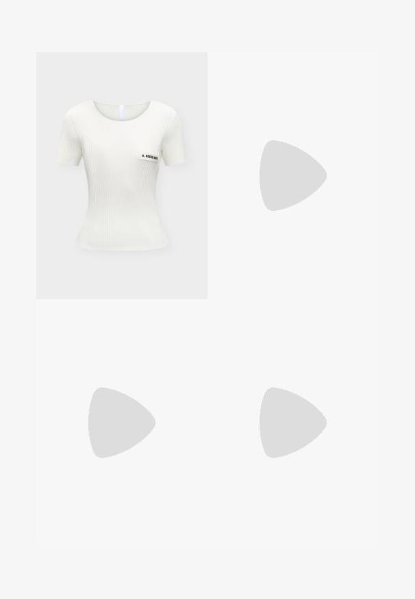 Weißes kurzärmeliges, geripptes Stricktop mit rundem Ausschnitt und einem kleinen rechteckigen Label auf der linken Brust mit der Aufschrift "A. ROEGE HOVE."; Jeans aus Denim mit der oberen Hälfte in Blau, die nach unten zu Weiß verblasst. Hochgeschnittenes Design, gerade Passform und sichtbare Nähte.; Schwarze Ledersandale für Damen mit dünnen Riemchen, einer Zehenlasche, einer Knöchelschnalle und einem mittelhohen Stöckelabsatz vor neutralem Hintergrund.; Schwarze Wildlederhandtasche mit runden silbernen Nieten, zwei kurzen Griffen und einem abnehmbaren Schulterriemen auf weißem Hintergrund.