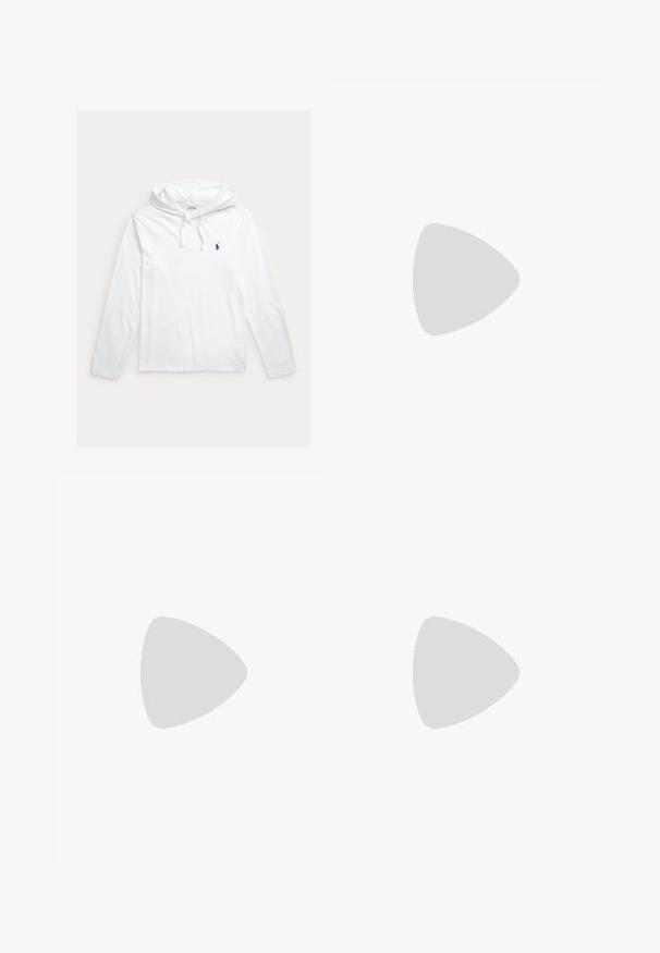 Hvid hættetrøje med lange ærmer, snore og lille marineblåt polo spiller logo på venstre bryst.; Sorte cargo joggebukser med snøre i taljen, sidelommer med klap, ribkantsmanchetter og lille hvid polo spiller logo på højre lår.; Marine sneaker med en kombination af glat læder og ruskind overdel, hvid gummisål og kontrasterende hvide snørebånd med logoaccent på siden.; Lille sort crossbody taske med frontlynlåslomme, justerbar rem og broderet polospiller logo foran.