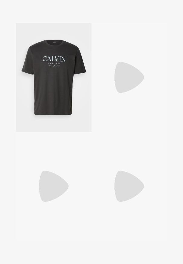 Sort bomuld t-shirt med korte ærmer, med et hvidt logo der står "CALVIN NEW YORK 1968 CK" centreret på fronten.; Sort bomuldsbukser med lige ben, der har knaplukning og bæltestropper. Glat tekstur og minimalistisk stil uden synlige mønstre.; Sko med snørebånd i en blanding af sort stof, grå ruskindsdetaljer og en kraftig hvid mellemsål med sort gummisåler.; Sort læder crossover taske med en lynlåslomme, tekstureret overflade, justerbar rem og Calvin Klein-branding på forsiden.