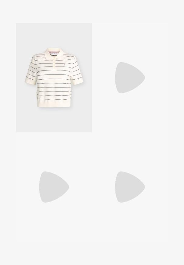 Weißes Polohemd mit kurzen Ärmeln, dünnen horizontalen dunkelblauen Streifen und kleinem Tommy Hilfiger Logo auf der Brust.; Marineblaue, schmal zulaufende Hose mit einem elastischen Bund, die mittlere Falten, eine glatte Textur und einen knöchellangen Schnitt aufweist.; Beige Wildleder-Sneaker mit Schnürung, Gummisohle in Kautschuk-Optik und dezentem Logo an der Seite vor schlichtem grauem Hintergrund.; Paar kleine goldene Creolen, jeweils mit einem klaren rechteckigen Edelstein besetzt, auf schlichtem, hellem Hintergrund.
