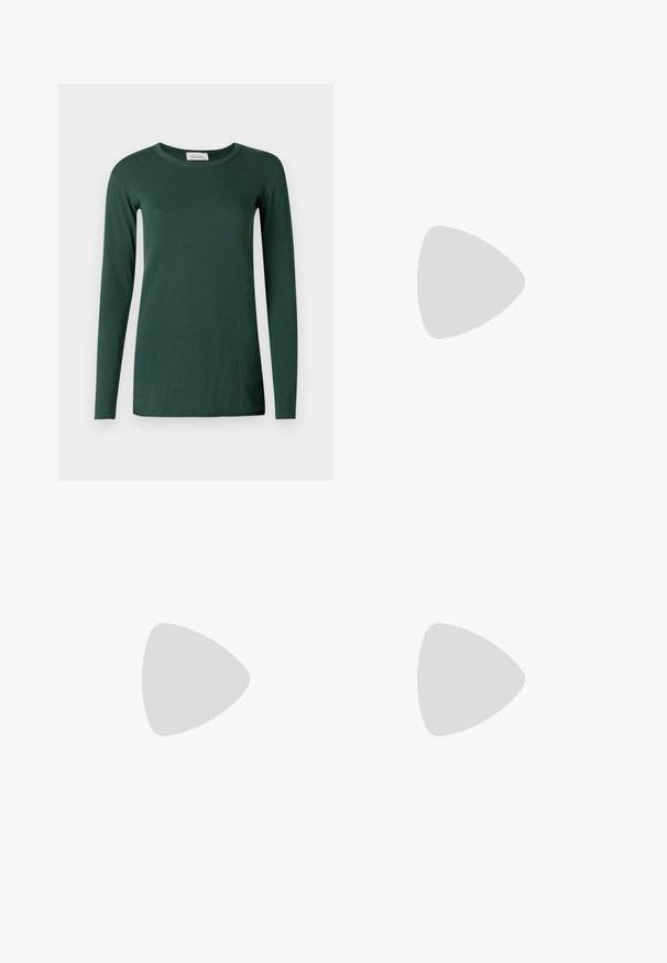 Grünes Langarm-T-Shirt aus weicher Baumwolle, mit rundem Ausschnitt und einem schlichten, figurbetonten Design ohne Muster oder Akzente.; Schwarze, weit geschnittene Denim-Hosen mit hoher Taille, ausgestattet mit einem vorderen Knopfverschluss, zwei seitlichen Taschen und einem klassischen Fünf-Taschen-Design.; Schwarze Wildleder- und Leder-Sneaker mit einem cremefarbenen Seiten-Swoosh und einer hellcremefarbenen Ferse. Ausgestattet mit beige Schnürsenkeln und einer Gummilaufsohle.; Braune gewebte Lederhandtasche mit weißer Paspel, goldenem Reißverschluss und abnehmbarem braunem Stoff-Schulterriemen.