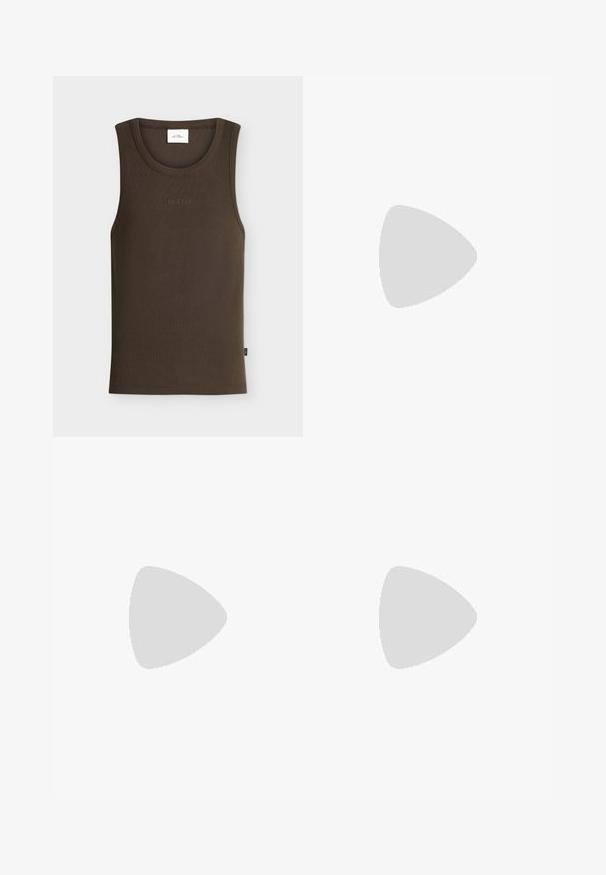 Brun ribbet ærmeløs tanktop med rund halsudskæring og "LES DEUX" broderet med små bogstaver på brystet.; Grå plisserede bukser lavet af glat stof, med lige ben-design, en enkelt knaplukning og skrå sidelommer.; Brun strikket vest over en sort t-shirt, parret med brune vidde bukser og sorte chunky sko, siddende på en træstub.; Sort læderbælte med stort, sølvfarvet western-spænde og matcher sølv bæltespids, rullet sammen på hvid baggrund.