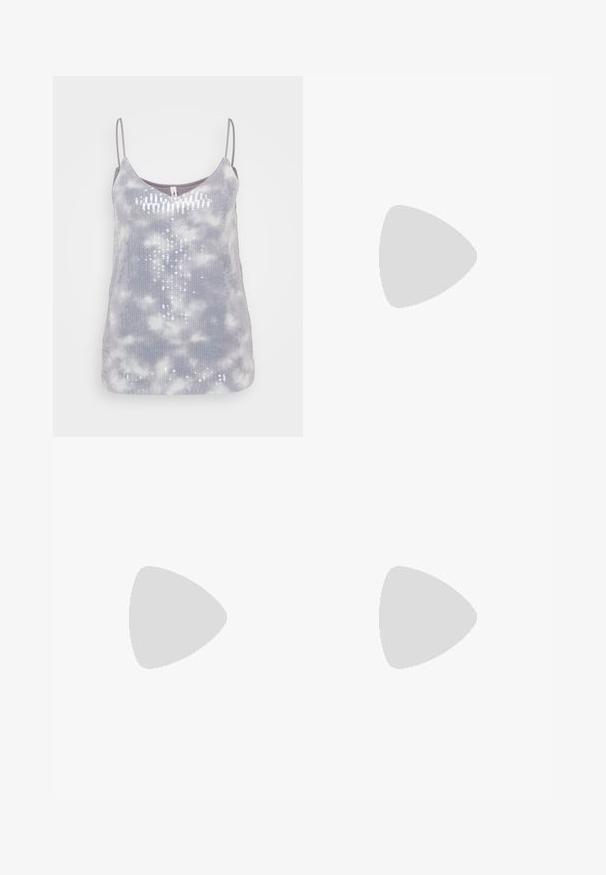 Débardeur gris avec une texture douce, présentant un motif tie-dye et des accents de sequins disposés verticalement, avec des bretelles fines ajustables.; Pantalons évasés en simili cuir noir avec une texture lisse, une taille mi-haute et des coutures structurées, dotés d'une fermeture éclair et de passants de ceinture.; Sandale argentée à brides avec talon bloc et bride à boucle à la cheville, bout ouvert et semelle lisse sur fond blanc uni.; Pochette argent métallique avec un corps doux et froncé et une fine bandoulière. Présente une texture lisse et brillante ainsi qu'une forme arrondie.