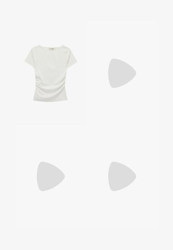 Hvid kortærmet bomulds-T-shirt med rund halsudskæring og rynkede sider, lagt fladt på en hvid baggrund.; Mørkegrønne træningsbukser lavet af skinnende materiale, med sidelister i lys grå og et broderet logo på venstre ben.; Røde ruskinds sneakers med hvidt tre-stripes design, flad ydersål og guld logo detalje. Lavskåren design med afrundet tå og snørebåndslukning.; Blød brun ruskindshåndtaske med enkelt top håndtag og sammenrullede sidetaljer sikret med læderremme og metalringe.