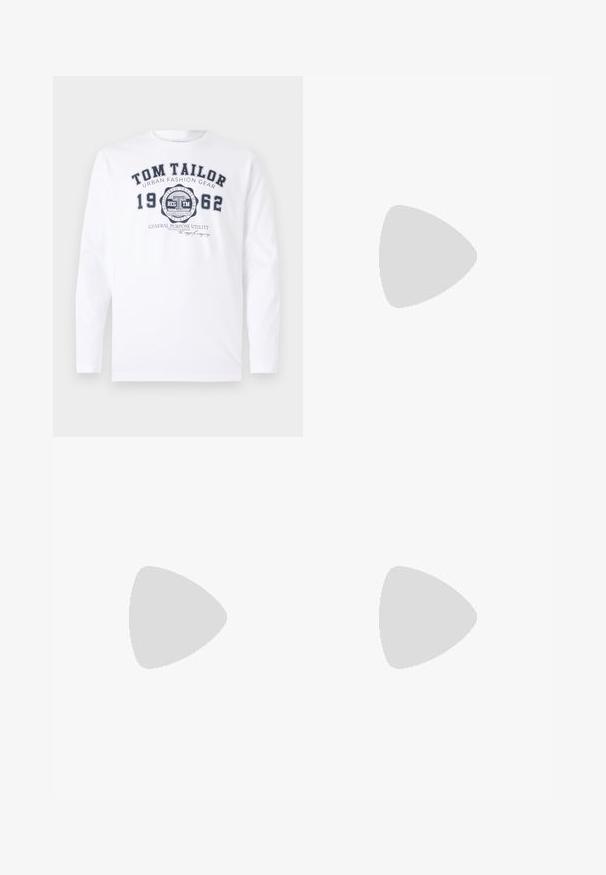 TOM TAILOR Longsleeve - white; Vervaagde blauwe denim jeans met knoopsluiting, gele accenten bij de tailleband en een klassiek vijf-pocket ontwerp. De textuur lijkt zacht en versleten.; Bruine suède veterschoen voor vrijetijdskleding met een platte rubberen zool, zijaanzicht tegen een eenvoudige lichte achtergrond.; Kleine beige crossbodytas met een voorvak met ritssluiting, metalen ALDO-logo, verstelbare brede band en afgeronde rechthoekige vorm op een witte achtergrond.