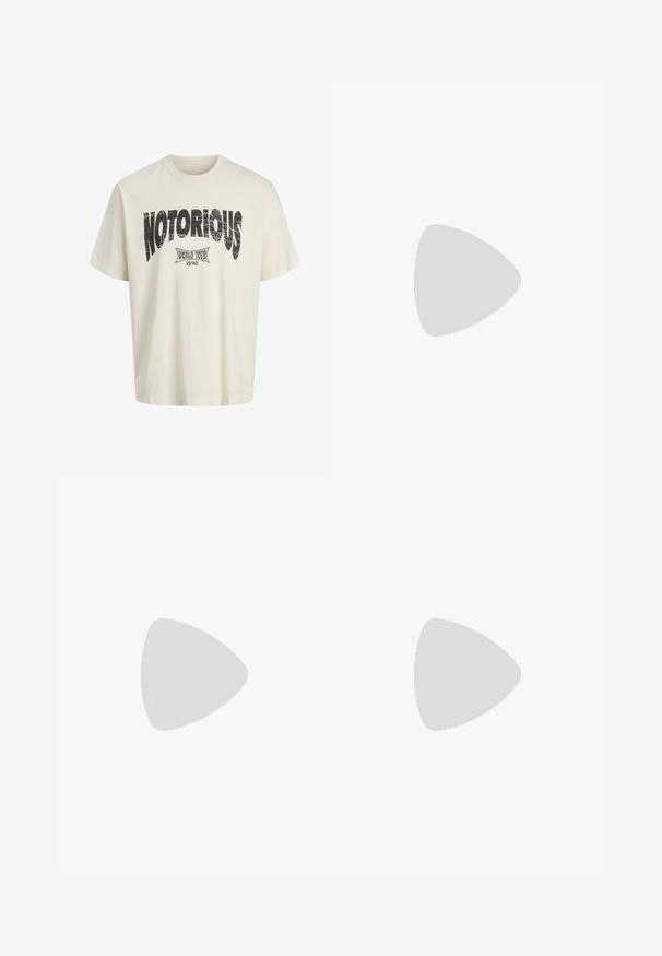 Weißes Baumwoll-T-Shirt mit kurzen Ärmeln, das eine auffällige schwarze "NOTORIOUS" Grafik und das Design "WORLD TOUR 1990" darunter in verwittertem Druck zeigt.; Graue Jeans aus Denim mit geradem Schnitt, fünf Taschen und Metallknopfverschluss. Der Stoff hat eine weiche, strukturierte Oberfläche.; Weiße Sneaker mit schwarz- und grau-aczenten, ausgestattet mit einer strukturierten grauen Zehenkappe, schwarzer Gummi-Sohle und flachen weißen Schnürsenkeln. Sauberes Design, minimalistische Stil.; Schwarze Nylon-Umhängetasche mit verstellbarem Riemen, flachem Design und seitlichem Etikett mit Logo. Glatte Textur und minimalistischer Stil.