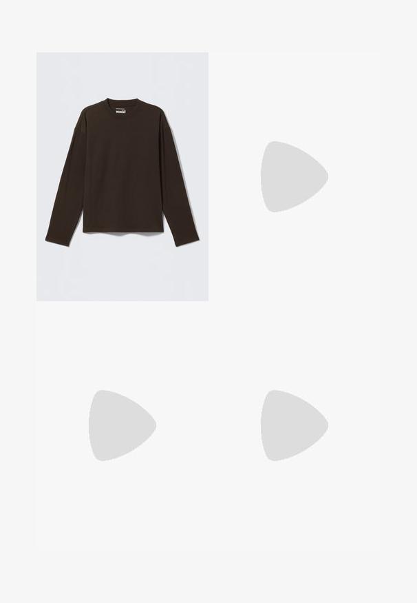 Donkerbruine longsleeve met ronde hals en rechte zoom, plat gelegd op een lichtgrijze achtergrond.; Wijdvallende donkere spijkerbroek met een hoge taille, voorzien van vijf zakken, een sluiting met een knoop aan de voorkant en zichtbare stikseldetails.; Bruine leren veterschoen voor op een boot met gestikte details en een dikke rubberen zool, gezien vanaf de zijkant.; Rechthoekige donkere schildpadkleurige zonnebril met groen getinte glazen en kleine zilveren stervormige details op de voorste hoeken.