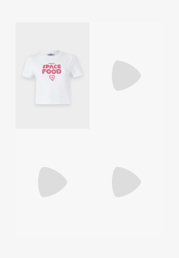 T-shirt en coton blanc avec un texte graphique rouge qui dit "NOURRITURE SPATIALE" avec un accent en forme de cœur, manches courtes et col rond.; Pantalons en denim bleu clair avec une jambe large, comportant cinq poches, un léger délavage et des coutures visibles le long des coutures.; Baskets blanches chunky avec une tige en mesh et synthétique, forme incurvée, semelle texturée et système de laçage proéminent avec des détails de logo.; Sac à main à perles noires avec une silhouette courbée, une poignée de transport et une texture brillante. Porté avec des chaussures à talons hauts noires et un short noir ajusté.