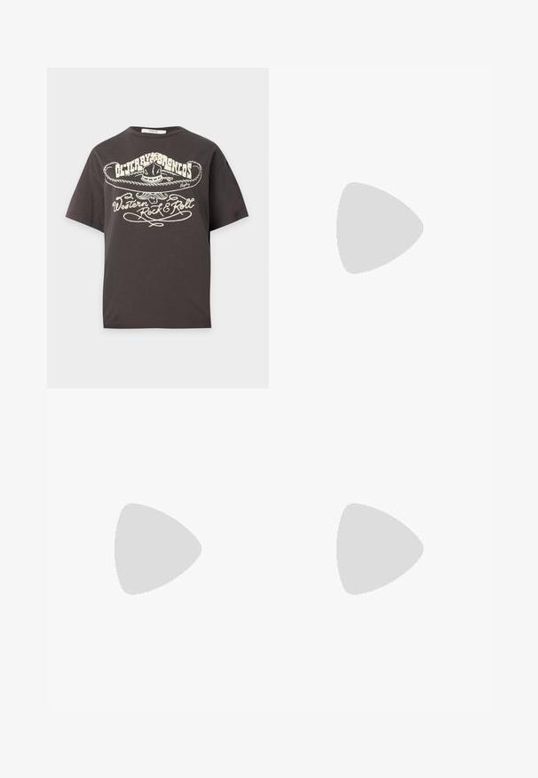 Tmavosivé tričko s krátkym rukávom s bielou grafikou kovbojského klobúka, fúzov a textu "Del Crayo Broncos Western Rock & Roll."; Čierne úzke rifle z denimu, s ošúchaným lemom, prednými vreckami a zapínaním na gombík v páse. Textúra vyzerá hladko.; Čierne členkové topánky s robustnou platformou, vyrobené z hladkej kože, s šnurovacím dizajnom a s poutkom na zadnej strane.; Malá čierna lesklá kabelka s dvoma dlhými rúčkami a bočnými šnúrkovými detailmi na jednoduchom svetlom pozadí.