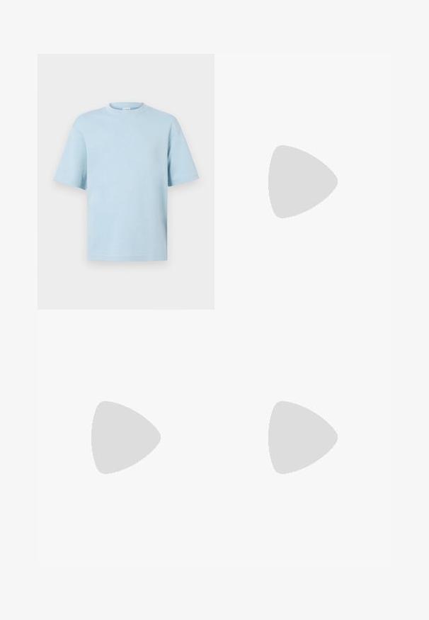 Lyseblå bomulds t-shirt med rund hals, korte ærmer og en afslappet pasform. Glat tekstur og minimalistisk design, ingen synlige mønstre eller detaljer.; Sorte denimjeans har fem lommer, lynlås, en slim fit og subtile syninger. Stoffet har en glat tekstur.; Sort poleret læder snørestøvle med tyk gummisål og lav hæl, sideskilt med mærketekst "SAMSOE" og bageste træksnor.; Sort rektangulær lædertoilettaske med lynlås og præget brandnavn foran, sat mod en ensartet hvid baggrund.