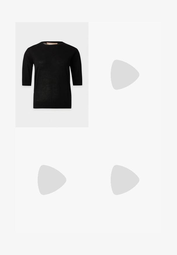Schwarzes Strick-Top mit kurzen Ärmeln, rundem Ausschnitt und geradem Saum, auf weißem neutralem Hintergrund dargestellt.; Hellblaue Denim-Jeans mit geradem Schnitt, Fünf-Taschen-Design und Metalldruckknopfverschluss. Strukturierter Stoff mit minimaler Verbleichung.; Schwarze Leder-Ballettschuhe mit abgerundeter Spitze, glatter Textur, minimalen Nähdetails und einem flexiblen Sohlen-Design.; Dunkelbraune Leder-Schultertasche in Halbmondform mit gebogenem Riemen und sichtbarer Naht auf schlichtem Hintergrund.