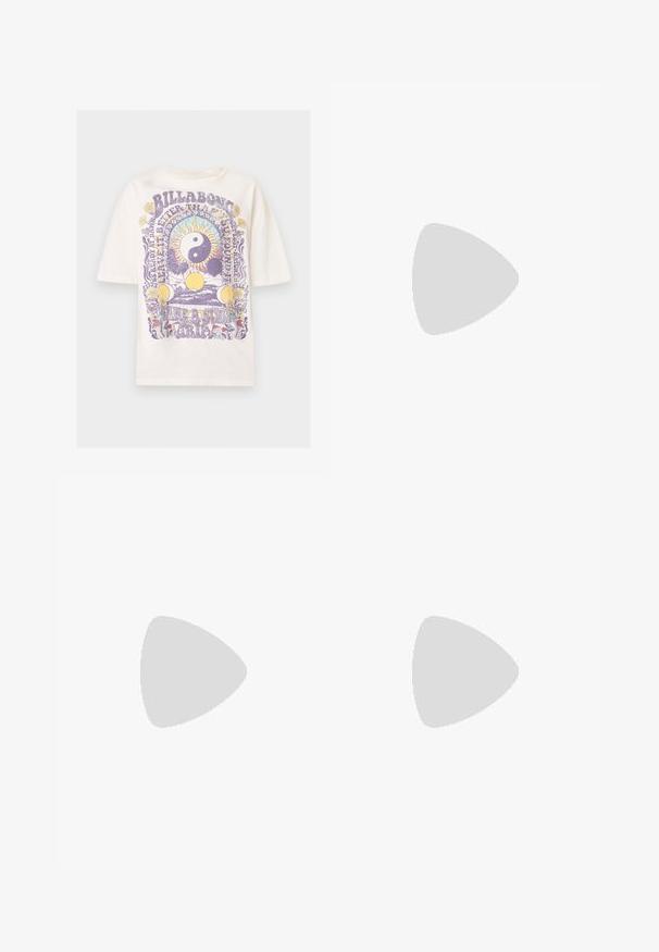 T-shirt à manches courtes de couleur crème avec un imprimé psychédélique violet et jaune représentant un soleil yin-yang, les phases de la lune, des fleurs, des champignons et du texte.; Jupe en jean beige longueur genou avec boutons noirs à l'avant, passants pour ceinture et poches latérales sur un fond blanc uni.; Tongs noires avec semelle plate, présentant des fines brides et un matelas de pied texturé. Petit accent de logo sur la bride. Design simple et minimal.; Petit sac d'épaule en denim noir avec une sangle nouée et une fermeture éclair, arborant une étiquette en tissu rouge Levi's sur le côté.