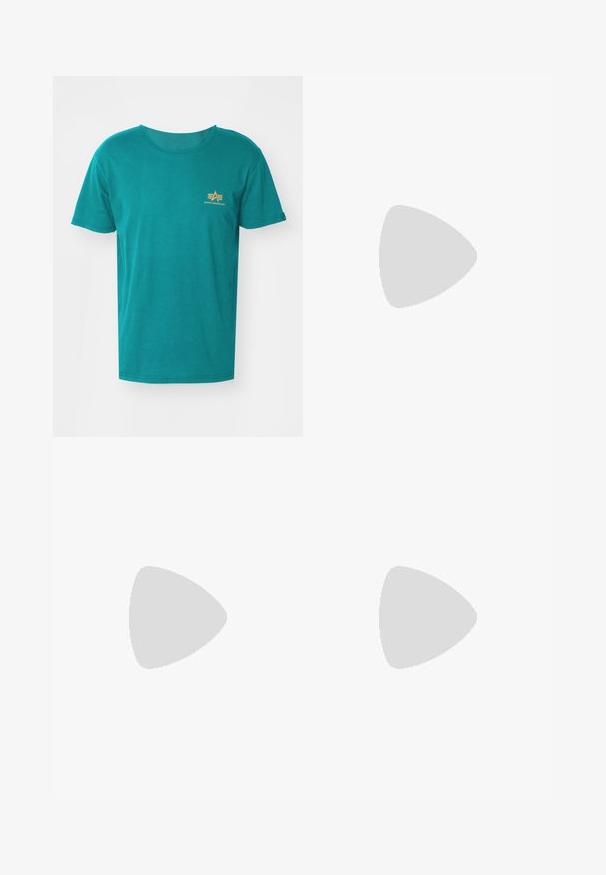 Alpha Industries Camiseta básica - force green; Pantalones de algodón verdes con un diseño de pierna recta, que cuentan con un cierre frontal de botón y bolsillos laterales. Textura suave y sin patrones.; Zapatos de ante marrón con punta redonda, cordones amarillos, un collar acolchado negro y suelas de goma con surcos de tracción.; Collar de plata con eslabones alargados y un colgante que presenta un signo de dólar, acentuado con cristales transparentes.