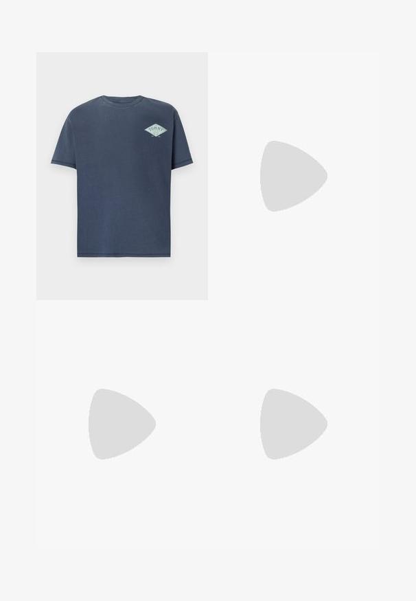 T-shirt en coton bleu marine avec un col rond et des manches courtes. Présente un logo en forme de diamant bleu clair sur la poitrine gauche. Texture douce.; Shorts en denim d'une couleur bleu moyen, dotés d'une taille haute, de deux poches avant et d'une poche latérale avec une sangle. Texture lisse, design décontracté.; Chaussure de sport blanche avec des panneaux en mesh gris, des superpositions texturées, un col rembourré et une semelle en caoutchouc dotée de petites pointes de traction.; Lunettes de soleil en plastique transparent avec des verres bleu foncé, de forme rectangulaire, dotées d'accents décoratifs en argent sur les branches et d'un motif texturé sur les tempes.