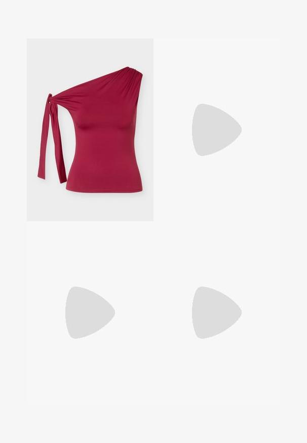Lynløs one-shoulder top i vinrød med knudedetalje i siden og tætsiddende silhuet mod en ensfarvet lys grå baggrund.; Rød metallisk bredbensjeans med en blank finish, fem lommer og syninger i kontrast. Har en knap- og lynlåslukning.; Sorte platformhæle med spidse tæer og justerbar ankelrem. Construeret i glat læder, med en kraftig blokhæl.; Sort læderhåndtaske med en rundet form, dekoreret med sølvnitter, og et kort håndtag. Glat tekstur og lynlåslukning.