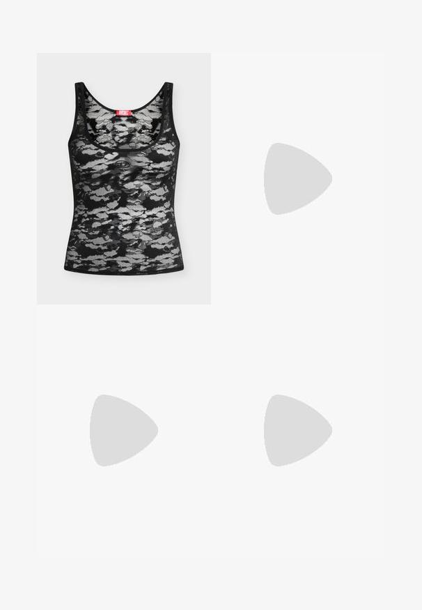 Ærmeløs sort og hvid blondetop med abstrakt camouflage-mønster og et rødt Diesel-mærketag ved halsudskæringen, lagt fladt på hvid baggrund.; Denim jeans med et dristigt rødt og beige swirl-mønster, bred ben-design, forlommer og traditionel knap-og lynlås lukning.; Sorte læder knæhøje støvler med blokeret hæl, glat tekstur, minimalistisk design og en subtil V-udskæring øverst.; Sort patentlæder håndtaske med en triangular form, der har en top lynlås og justerbar rem. Logoet "KARL LAGERFELD JEANS" i sølv.
