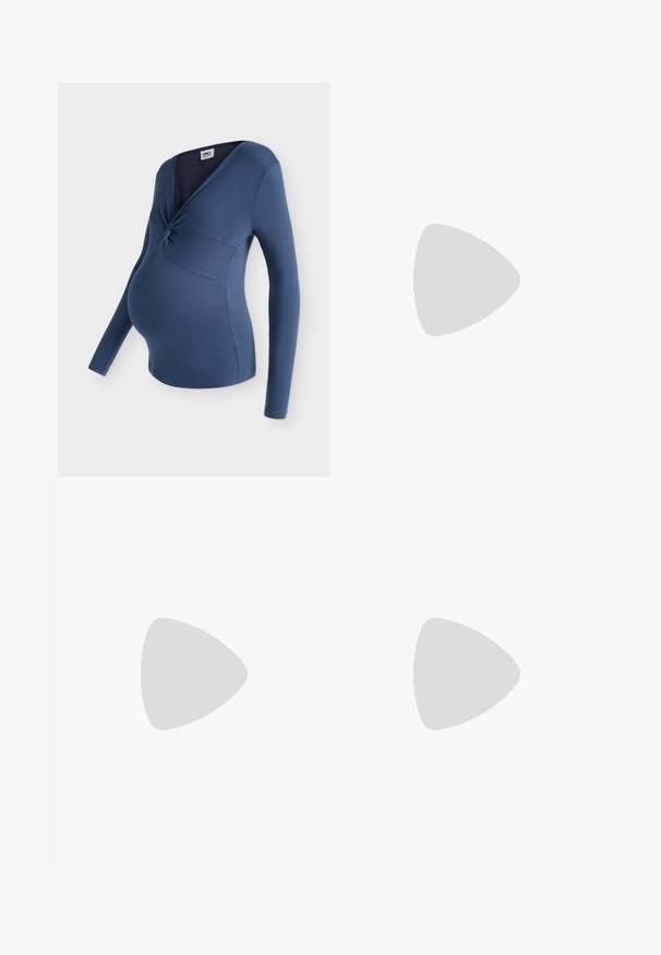 Blauw geribd zwangerschapstopje met lange mouwen, een gedraaide knoopdetail bij de borst en een wikkelstijl halslijn.; Grijze zwangerschapspantalon met een wijd uitlopende pasvorm, elastische tailleband en verstelbaar trekkoord. Gemaakt van zacht, rekbaar materiaal voor comfort.; Bordeauxrode Mary Jane platte schoen met een ronde neus, glanzende afwerking, verstelbare zijriem met een zilveren gesp en een lage lichtbruine zool.; Bruine lederen schoudertas met een gladde textuur, ronde vorm, brede strap en een cirkelvormig metallic accent op de handgreep.