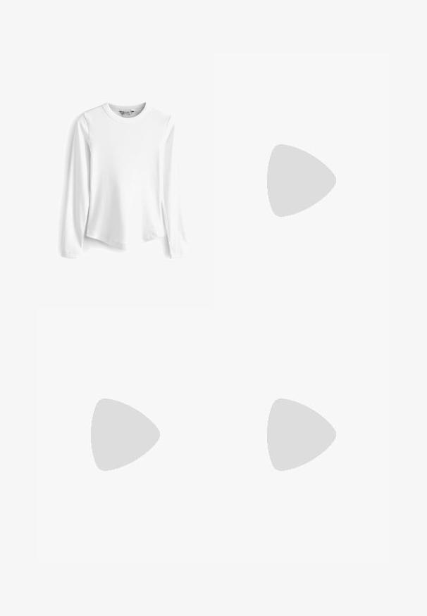 Weißes Langarmshirt aus geripptem Stoff mit rundem Ausschnitt. Verfügt über eine lockere Passform und eine glatte Textur und bietet eine vielseitige und atmungsaktive Option.; Weite Jeans aus Denim in Mittelblau mit glatter Textur. Verfügt über zwei Fronttaschen und einen klassischen Knopfverschluss in der Taille.; Schwarze Ballerinas aus Leder mit rundem Zehenbereich, dünner flacher Sohle und einer Schleifenverzierung vorne. Glatte Textur und schlankes Design.; Schwarze Leder-Schultertasche mit geschwungener Form, verstellbarem Riemen und goldenem "cK"-Logo vorne in der Mitte.