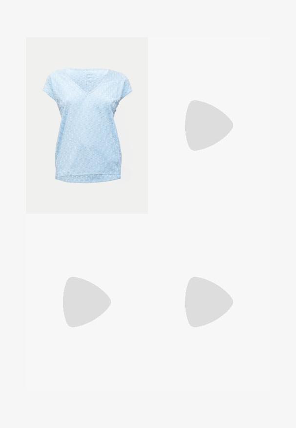 Blusa azul claro de manga corta con escote en V y patrón de tela texturizada con puntos, dobladillo trasero ligeramente más largo.; Jeans de mezclilla de corte acampanado en azul claro, con cintura alta, un ligero desvanecimiento, detalles desgastados y diseño estándar de cinco bolsillos.; Zapato negro de tacón alto con punta puntiaguda y parte trasera abierta. Cuenta con una delgada correa en el tobillo y suela texturizada. Diseño elegante y minimalista resaltado por un fondo metálico brillante.; Bolso de hombro de cuero negro con una sola correa ancha y herrajes plateados sutiles sobre un fondo blanco liso.