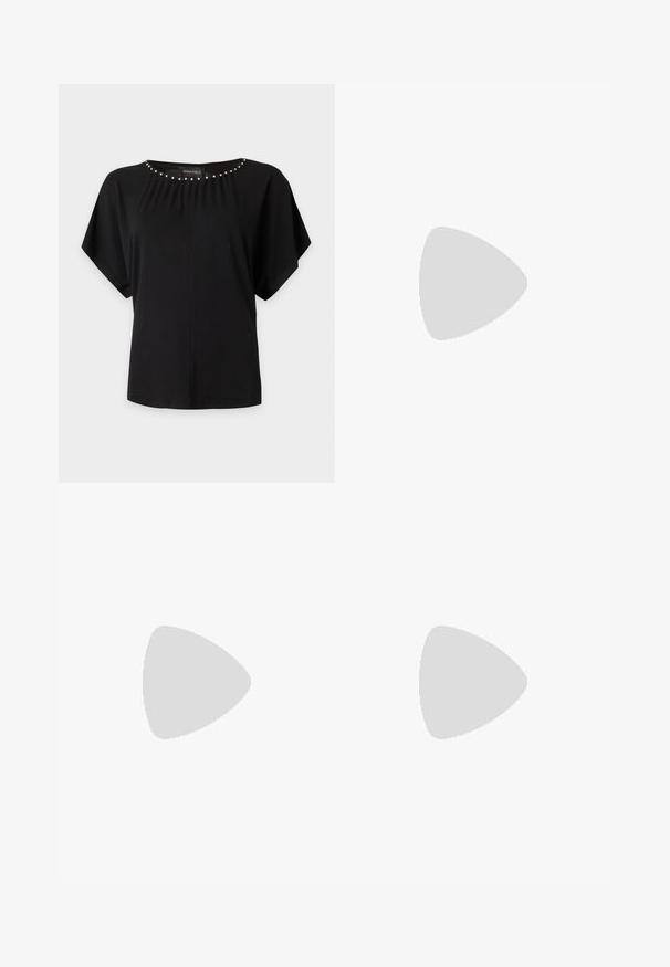 Blusa negra de manga corta con detalles de cuentas plateadas a lo largo del escote redondo y un ajuste suelto.; Pantalones de pierna ancha negros con cintura elástica, hechos de una tela suave, que presentan un diseño limpio y minimalista sin adornos.; Tacones slingback de charol negro con punta afilada, un diseño de corte redondeado y tacón bloque. Incluye un detalle de hebilla en tono dorado.; Bolso negro en forma de media luna con una sola correa, cremallera dorada y una lengüeta decorativa rectangular dorada en la parte delantera.