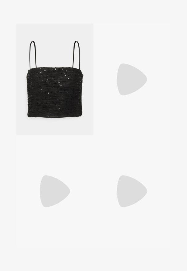 Emporio Armani Blouse - black; Zwarte pailletten shorts met een aansluitend ontwerp. Heeft glinsterende pailletten, een soepele textuur en een tailleband voor een beveiligde pasvorm.; Zilveren sandaal met open neusontwerp, voorzien van dunne banden en een enkelsluiting. Stiletto-hak met een gladde afwerking en een lichtbruine inlegzool.; Hey Kyla Handtas - silber