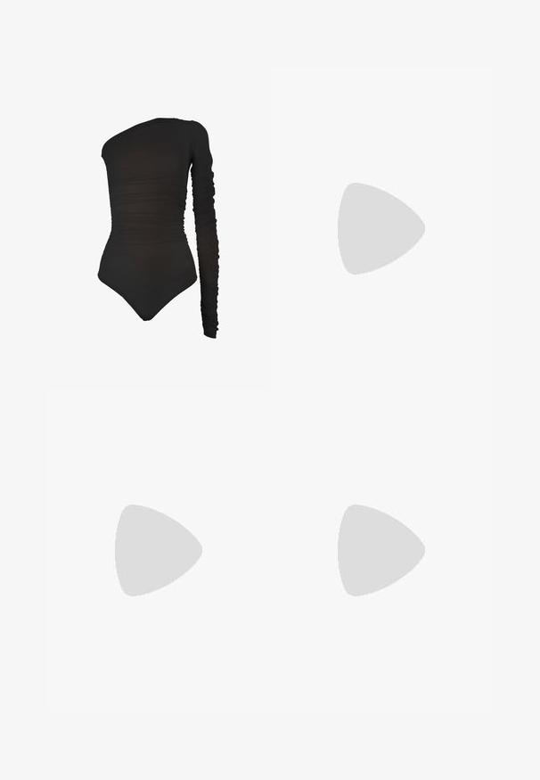 Zwart éénledig bodypak met een lange, geplooide mouw, asymmetrische halslijn en getextureerde stof, met een aansluitend ontwerp en hoge uitsnijding.; Zwarte wijde broek met hoge taille, met een soepele textuur en twee plooien aan de voorkant. Ontworpen met een strakke, op maat gemaakte uitstraling.; Zwarte leren enkellaars met een puntenneus en een kleine, slanke hak. Gladde textuur met een gestroomlijnd, minimalistisch ontwerp.; Zwarte leren portemonnee met een slank ontwerp, voorzien van een zilveren kettingband, gestructureerd oppervlak en een geperst merklogo.
