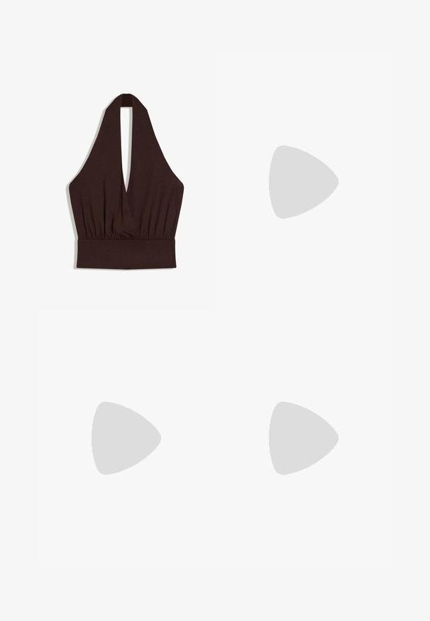 Mørkebrunt ærmeløst halterneck crop top med dyb V-udskæring og opsamlet stof under brystet.; Brune højtaljede bukser med folder, lavet af glat stof. Løs pasform, straight leg design, med bæltestropper og lynlås.; Sort laklæder mule med åbent tåparti, slank mellemhøj stilethæl og lavt skåret overskrivebånd.; Runde, bruntonede solbriller med en glansfuld bordeauxramme. Slanke arme med diskret brandingdetalje. Flad linsedesign.