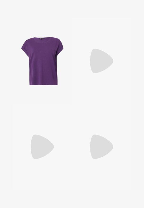 Camiseta de algodón morada de manga corta con cuello redondo y puños ligeramente remangados en las mangas.; Pantalones anchos negros con cintura elástica y bolsillos laterales. Fabricados en un tejido ligero con una textura suave. Sin patrones visibles.; Zapato de ballet plano negro con correas de doble hebilla, ojales plateados y un pequeño lazo cerca de la puntera redondeada sobre un fondo blanco.; Pequeño bolso negro brillante con dos asas largas y detalles de cordón lateral sobre un fondo claro liso.