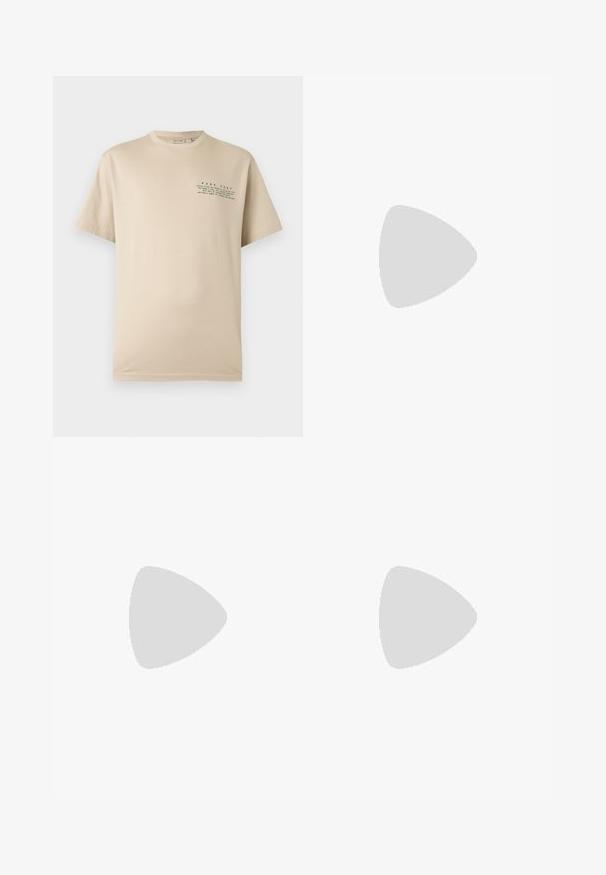 T-shirt beige à manches courtes avec col rond, petite inscription verte « PURE ZEST » et une citation inspirée des agrumes sur le côté gauche de la poitrine.; Pantalon homme bleu marine slim fit avec cinq poches, fermeture par boutons et passants pour ceinture, présenté sur fond blanc.; Baskets blanches avec des accents noirs et gris, présentant un embout texturé gris, une semelle en caoutchouc noir et des lacets plats blancs. Design épuré, style minimaliste.; Petit sac bandoulière beige avec poche avant zippée, logo métallique ALDO, sangle large ajustable et forme rectangulaire arrondie sur fond blanc.