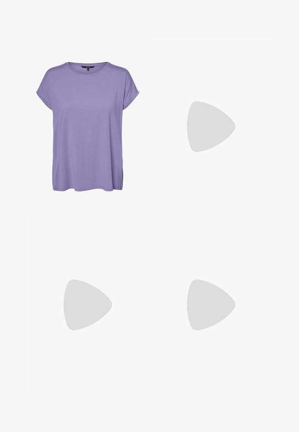 Kortemouwen lavendelpaars T-shirt met ronde hals en losse pasvorm, afgebeeld op een effen witte achtergrond.; Lichtblauwe denim jeans met een recht model, vijf-pocket stijl, enkele knoopsluiting en gestikte details langs de naden.; Zwarte slingback hakken met een spitse neus, een gladde matte afwerking en een slanke, glanzende hak. Verstelbare band met een klein gespdetail.; Vrouw met een zwart-wit gebloemde blouse houdt een glanzende rode schoudertas vast tegen een effen achtergrond.