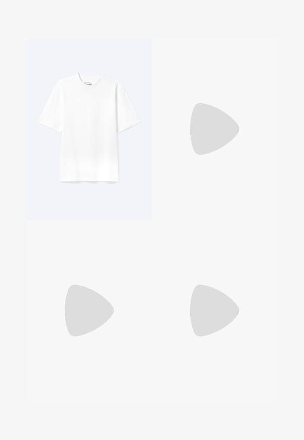 T-shirt blanc uni à manches courtes et col rond avec une coupe décontractée, présenté sur un fond clair.; Pantalon noir à coupe droite. Fabriqué en tissu lisse avec une fermeture à bouton à l'avant et des passants de ceinture. Sans motifs ni accents visibles.; Baskets blanches basses à lacets sur l’avant et semelle épaisse, vues de côté sur un fond neutre.; Sac messager en nylon noir avec une sangle réglable, un design plat et une étiquette latérale arborant un logo. Texture lisse et style minimaliste.