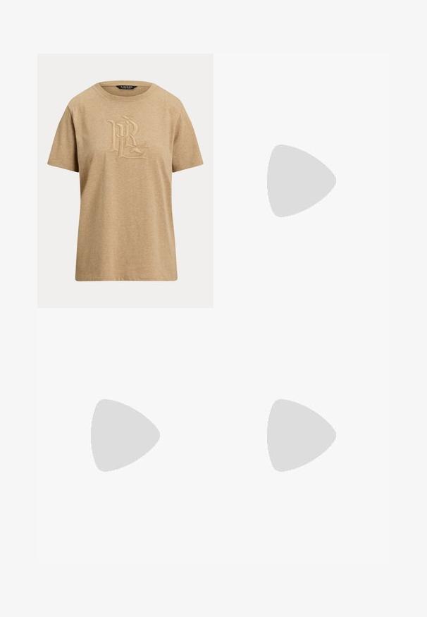 Beiges T-Shirt mit kurzen Ärmeln und Rundhalsausschnitt mit erhabenem gesticktem Monogramm "RL" auf der Brust und einem schwarzen Label im Krageninnern.; Polo Ralph Lauren FLARE JEAN - Flared Jeans - boyne wash; Schwarze flache Sandale mit minimalistischem Design. Sie verfügt über dünne Riemen, einen Zehensteg, goldene Akzente und eine glatte, strukturierte Sohle.; Braune Lederhandtasche mit geschwungener Form, einem Riemen und einem goldenen rechteckigen Verschluss mit kleinem Pferdelogo auf der Vorderseite.