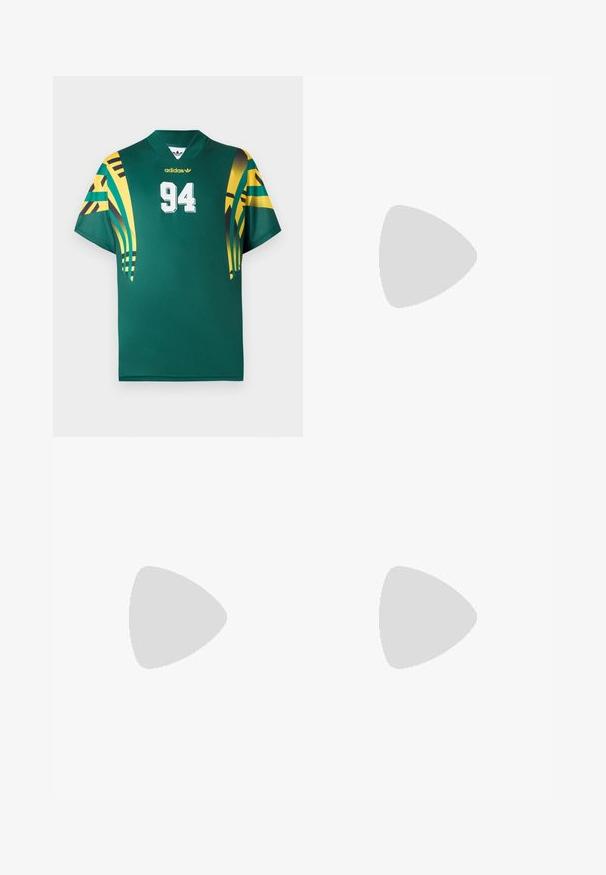Maillot de sport vert à manches courtes, avec des accents graphiques jaunes et noirs, le numéro 94 en blanc, et un col dessiné.; Shorts marron sur mesure arrivant au genou, avec poches latérales, plis, un bouton et des passants de ceinture sur fond blanc.; Mocassin à pampilles en cuir marron flottant au-dessus d'un tapis beige texturé, avec une table ronde en bois et des piles de livres en arrière-plan.; Lunettes de soleil Ray-Ban avec des verres verts, monture en plastique noir et accents dorés sur les bords. Forme carrée avec une finition mate.