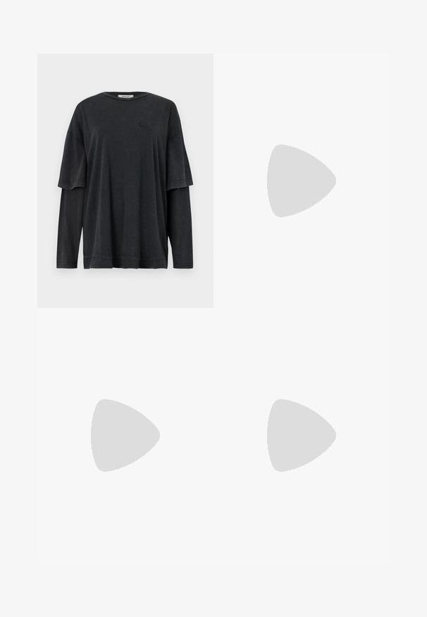 Čierne oversized tričko s krátkymi rukávmi, vrstvené nad tričkom s dlhými rukávmi. Vyrobené z jemnej, textúrovanej tkaniny s nenápadným logom.; Čierne tepláky s pásom na šnúrku, bočnou vreckom so zipsom a zúženými manžetami. Vyrobené z mäkkej, textúrovanej látky.; Nízkoprofilová béžovo-biela teniska s ružovými šnúrkami a akcentom na päte, s logom Nike na boku na jednoduchom pozadí.; Olivovo zelená mäkká látková taška cez rameno so zipsovým uzáverom a nastaviteľným popruhom na svetlom jednofarebnom pozadí.
