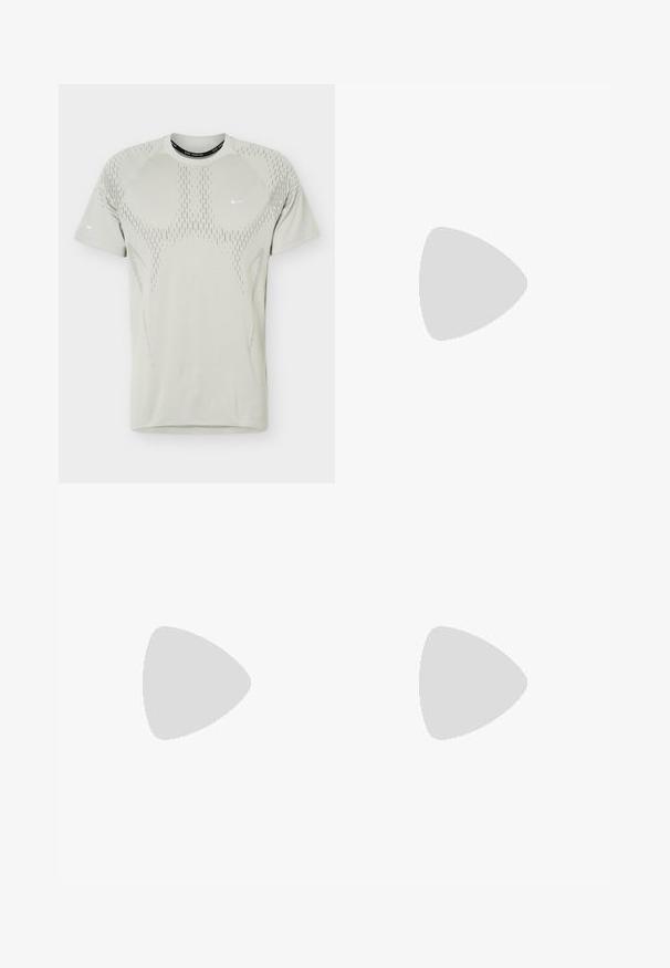 T-shirt de sport gris clair à manches courtes avec motif perforé et petits logos Nike swoosh blancs sur la poitrine et la manche.; Shorts de sport noirs avec ceinture élastique, logo Nike swoosh blanc sur la partie avant de la jambe droite, et rayures blanches sur les côtés.; Chaussure de sport noire avec une tige en mesh respirant, des accents gris, une semelle blanche rembourrée et un design élégant et épuré.; Gants en polyester noirs avec une texture lisse, des doigts ajustés et un poignet replié pour un maintien sûr. Bout de doigt compatible avec les écrans tactiles.