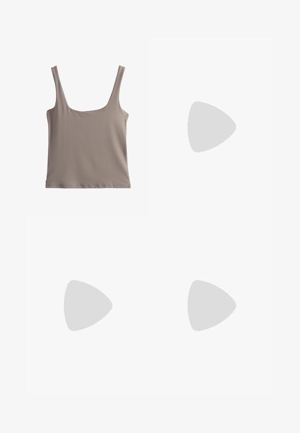 Ærmeløs taupe cropped tanktop med firkantet halsudskæring og brede skulderstropper, glat stof og enkelt design.; Grå teksturerede shorts med en bred elastisk talje, som har to sidelommer og et lille mærke på forsiden til venstre.; Grøn ruskindsklump med en bred rem og metalspænde, korksål og gummiydersål. Har et lille ventilationshul på overdelen.; Brun læderclutch med glat tekstur, klapdesign og en lodret rem med sølvspænde. Minimalistisk og elegant æstetik.