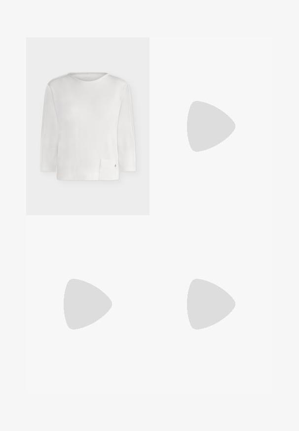 Weißes Langarmshirt mit Rundhalsausschnitt, gerippter Struktur und einer kleinen Fronttasche unten rechts. Keine sichtbaren Logos oder Muster.; Weite Hosen aus dunklem Marineblau. Mit flachem Bund, Gürtelschlaufen und seitlichen Taschen. Das Material ist glatt und hat einen leichten Stretch.; Burgunderfarbene Leder-Pennyloafer mit schwarzer Sohle und goldfarbener Metallakzent auf dem Blatt, seitliche Ansicht auf weißem Hintergrund gezeigt.; Marineblaue Stofftasche mit einem goldenen Logo, das zwei rot-weiße Streifen vertikal in der Mitte zeigt, und einem Reißverschluss.
