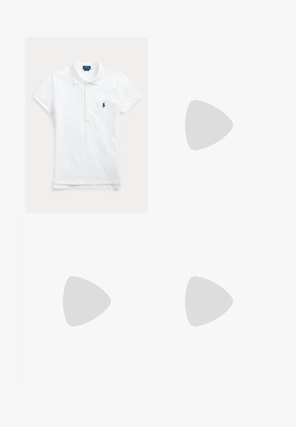 Wit polo shirt met korte mouwen, kraag, knoopsluiting en blauw geborduurd logo op de linkerborst.; Lichtblauwe denim jeans met een hoge taille, rechte pijpen en subtiele vervaging. Bevat een metalen knoop en contrasterende stiksels.; Zwarte suède platte slingback met spitse neus, lage hak en verstelbare gouden gesp.; Zwarte leren handtas met een ronde silhouet, metalen rits en een korte handgreep. Voorzien van gouden accenten en een geperst logo aan de voorkant.