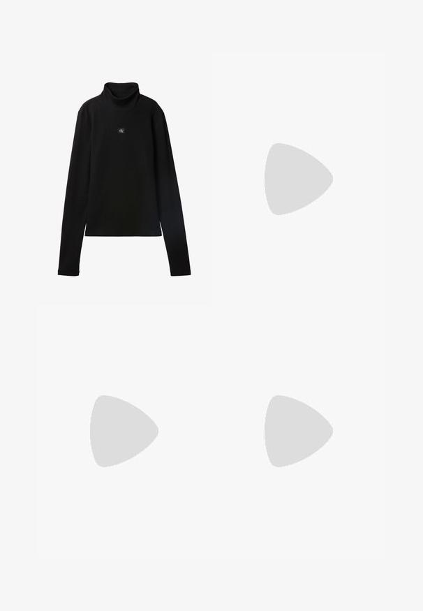 Schwarzes, geripptes Langarm-Top mit Rollkragen und kleinem quadratischem Calvin Klein Logo-Patch zentral auf der Brust.; Schwarzer Leder-Minirock mit tailliertem Design, ausgestattet mit frontalen Taschen, einem Knopfverschluss und glatter Textur.; Schwarze Knöchelstiefel mit glänzender Lackleder-Oberfläche, einer kräftigen gummierten schwarzen Sohle und Absatz; mit dezentem Logodetail an der Seite.; Schwarze, glänzende Calvin Klein Handtasche mit goldfarbenem Reißverschluss und kurzem Trageriemen vor schlichtem weißem Hintergrund.
