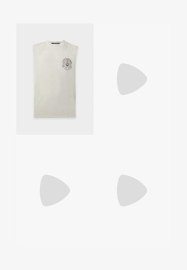 Ärmelloses off-white Shirt mit rundem Ausschnitt und kleinem mehrfarbigem kreisförmigem abstraktem Design auf der linken Brust.; Graue Jeans aus Denim mit geradem Schnitt, fünf Taschen, Knopfverschluss und dezentem Verblassen. Verstärkte Nähte und Kupferakzente.; Low-Top brauner Leder- und Veloursledersneaker mit dunkelbraunen Schnürsenkeln und weißer Gummisohle, von der Außenseite gezeigt.; Schwarze quadratische Sonnenbrillen mit dunklen Linsen, mit goldfarbigen Akzenten an den Bügeln und einer glatten Kunststoffoberfläche.