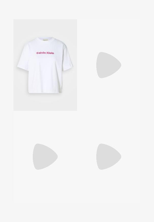 Camiseta de algodón blanca de manga corta y cuello redondo, con "Calvin Klein" bordado en letras rosas en la parte delantera.; Jeans de tiro alto rectos de color azul con botón frontal y cremallera, trabillas para cinturón y bolsillos, exhibidos sobre un fondo blanco liso.; Bailarinas de cuero negro con punta afilada, suela plana y una pequeña correa con detalle de hebilla plateada.; Pequeño bolso de mano de cuero beige con asa superior y logo plateado de CK en la solapa frontal, mostrado sobre un fondo blanco.