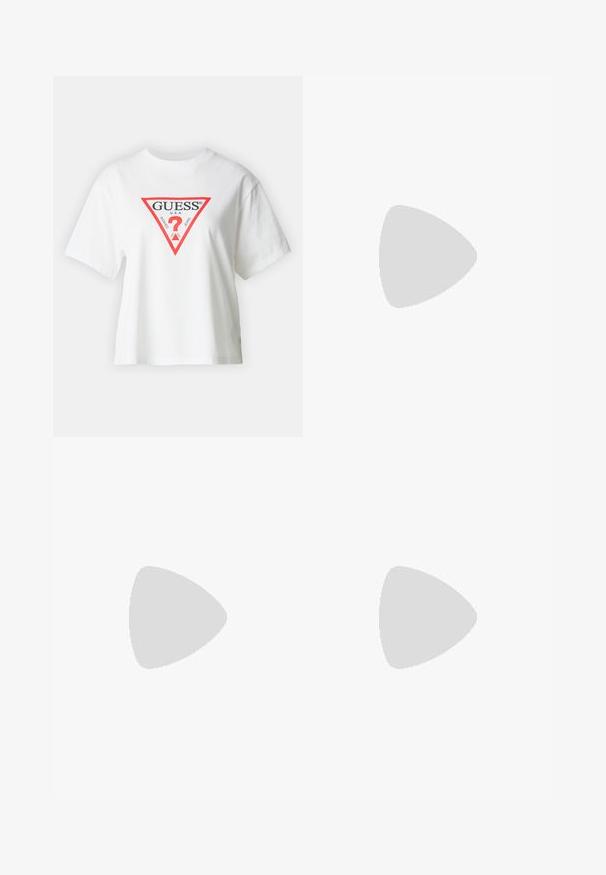 Weiße Baumwoll-T-Shirts mit lockerer Passform, ausgestattet mit einem roten, dreieckigen Logodesign und schwarzem Text. Kurze Ärmel und runder Ausschnitt.; Dunkelblaue Jeans mit einem wiederholten kreisförmigen Muster, geradem Beinschnitt, ausgefransten Säumen und traditionellem Fünf-Taschen-Design, mit einem Knopfverschluss vorne.; Braune Leder-Chelsea-Stiefel mit einem blauen elastischen Seiteneinsatz, ausgestattet mit Brogue-Details und einer strukturierten, dunkelbraunen Zehenkappe. Flache schwarze Sohle.; Silbernes Metallarmband mit einer glatten, glänzenden Oberfläche und flachen Kanten. Verfügt über ein offenes, kreisförmiges Design mit einem subtilen Verschlussdetail.