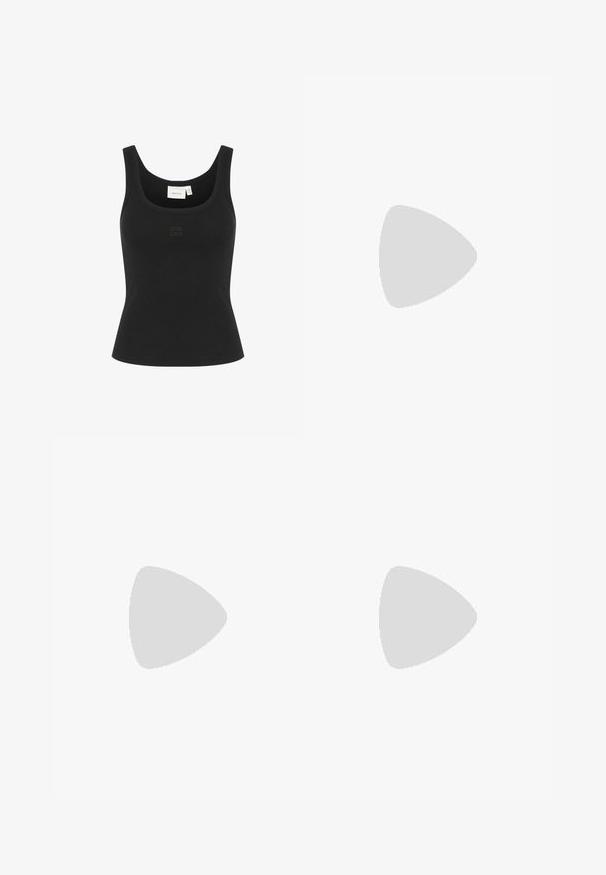Schwarzes Tanktop aus geripptem Stoff, mit rundem Halsausschnitt und figurbetonter Passform. Einfaches Design mit subtiler Logo-Platzierung auf der Vorderseite.; Dunkelgraue gerade geschnittene Jeans mit umgeschlagenen Säumen, vorderem Knopf und Reißverschluss, Gürtelschlaufen sowie Vorder- und Gesäßtaschen.; Schwarzer Lederslingback-Kittenheel-Schuh mit spitzer Spitze und niedrigem, gebogenem Absatz auf weißem Hintergrund.; Schwarze Leder-Schultertasche mit einem dünnen Riemen und Reißverschluss, vor weißem Hintergrund dargestellt.