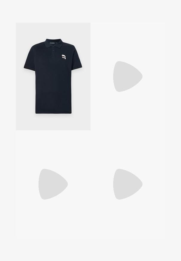 Polo azul marino hecho de algodón, con una tapeta de tres botones y un pequeño logo gráfico blanco en el lado izquierdo del pecho.; Jeans de denim azul oscuro con corte recto, que cuentan con un cierre frontal de botón, presillas para cinturón y un diseño de bolsillo estándar.; Mocasín de hombre de piel negra con costura moc toe, tira penny, cuello texturizado y tacón bajo apilado sobre fondo blanco.; Bolso bandolera negro de nailon con cierre de cremallera, con una correa con logo y texto blanco "KARL LAGERFELD JEANS" en el frente. Superficie texturizada.