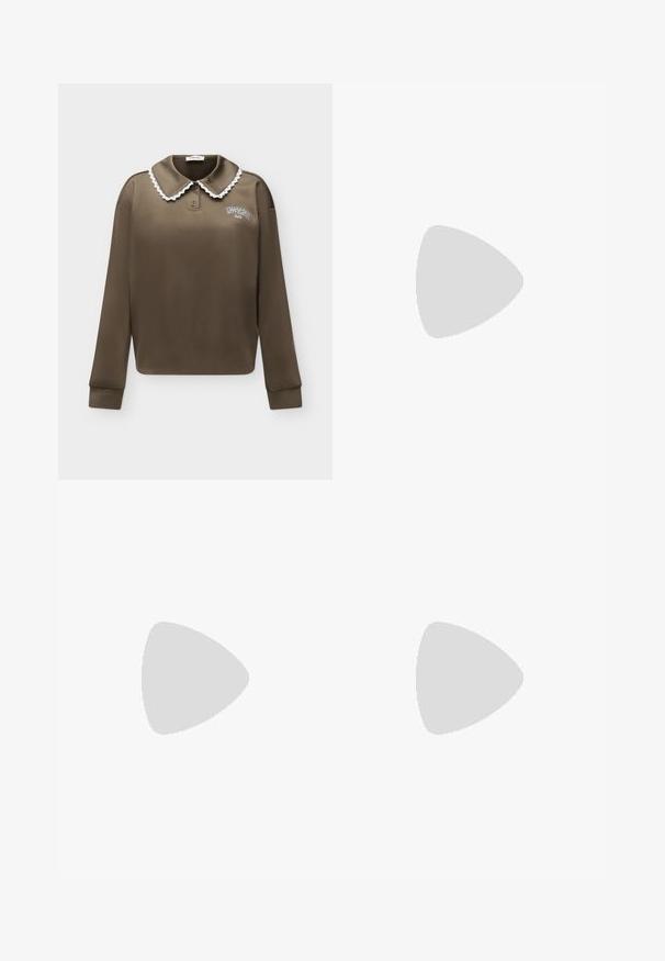 Bruine polo met lange mouwen met witte kanten rand op de kraag en kleine witte tekst op de linkerborst met de tekst ""MODSTRÖM"".; Crèmekleurige pantalon met brede pijpen, subtiele verticale krijtstrepen, voorplooien, zijzakken en lussen voor een riem.; Zwarte puntige slingback schoen met een lage hak, gemaakt van soepel leer en voorzien van een uitsnede aan de zijkant voor ventilatie.; Beige leren handtas in halvemaanvorm met een enkele schouderband en minimale stiksels, afgebeeld tegen een effen witte achtergrond.