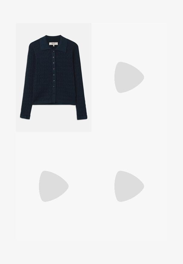 Cardigan en maille bleu marine avec un motif texturé, une fermeture à boutons à l'avant et un col contrastant. Il est doté de manches longues et d'une finition côtelée.; Pantalons à jambes larges en tissu crème avec des rayures verticales foncées et une petite broderie florale bleue sur l'ensemble. Doté d'une taille cintrée.; Sandale slingback en cuir verni marron foncé avec petit talon et bride entre les orteils sur fond blanc.; Sac bandoulière en daim marron avec une longue sangle réglable et une fermeture à tour dorée sur le rabat avant.