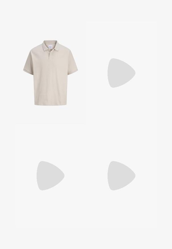 Beige kortærmet polo med subtile lodrette striber, en klassisk krave og en to-knaps stolpe.; Beige lige bukser lavet af bomuld med en blød struktur, der har en frontlukning med knap og sidelommer.; Hvide sneakers med sorte og grå detaljer, med en tekstureret grå tåhætte, sort gummisål og flade hvide snørebånd. Rent design, minimalistisk stil.; Blå lærredstote taske med frontlomme og rød "O.N.S" broderi, med to håndtag og en justerbar skulderrem.