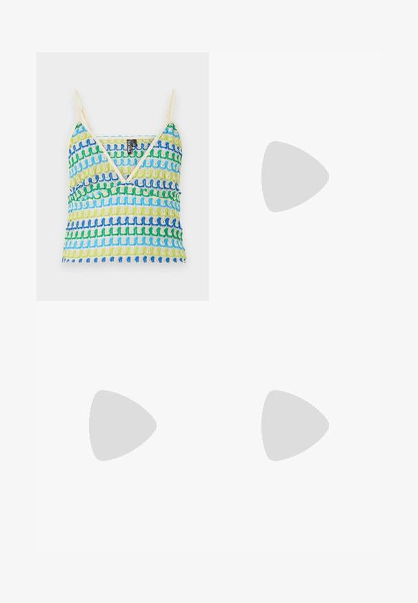 Tirantes colorido con patrones de olas multicolores en azul, verde y crema. Presenta tirantes finos y un diseño de escote en V. Textura suave.; Minifalda de tejido con rayas horizontales en azul, verde y amarillo. El diseño tiene una apariencia texturizada y tejida con un efecto en capas.; Sandalia blanca de tacón alto con tres tiras frontales y una correa ajustable en el tobillo con una hebilla dorada.; Bolso de mano de cuero blanco con un diseño recogido, cuenta con una cadena dorada y forma redondeada. Textura suave con pliegues suaves y sin patrones.