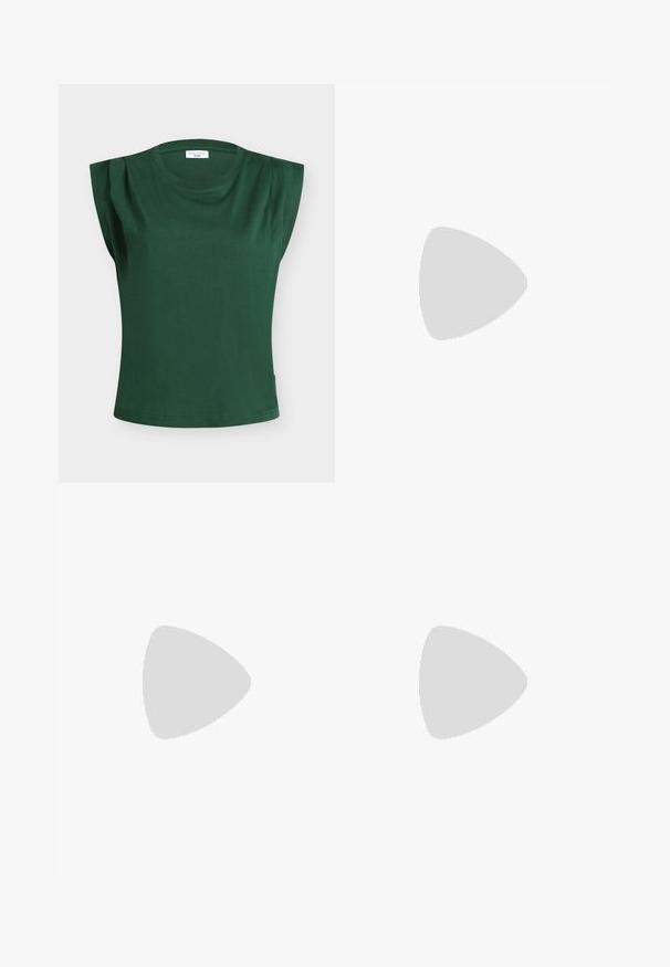 Donkergroene mouwloze T-shirt met ronde hals en lichte plooien op de schouders op een witte achtergrond.; Beige wijde pijpen broek met een voorvouw, riemlussen, knoopsluiting en een klein stoffen label aan de rechterkant van de tailleband.; Zwarte leren kniehoogte laars met blokhak en decoratieve band met gouden gesp boven de enkel, zijaanzicht op witte achtergrond.; Bruine suede tote bag met een slungelige ontwerp, voorzien van twee lange handvatten, een centrale naad en een ruwe afwerking.