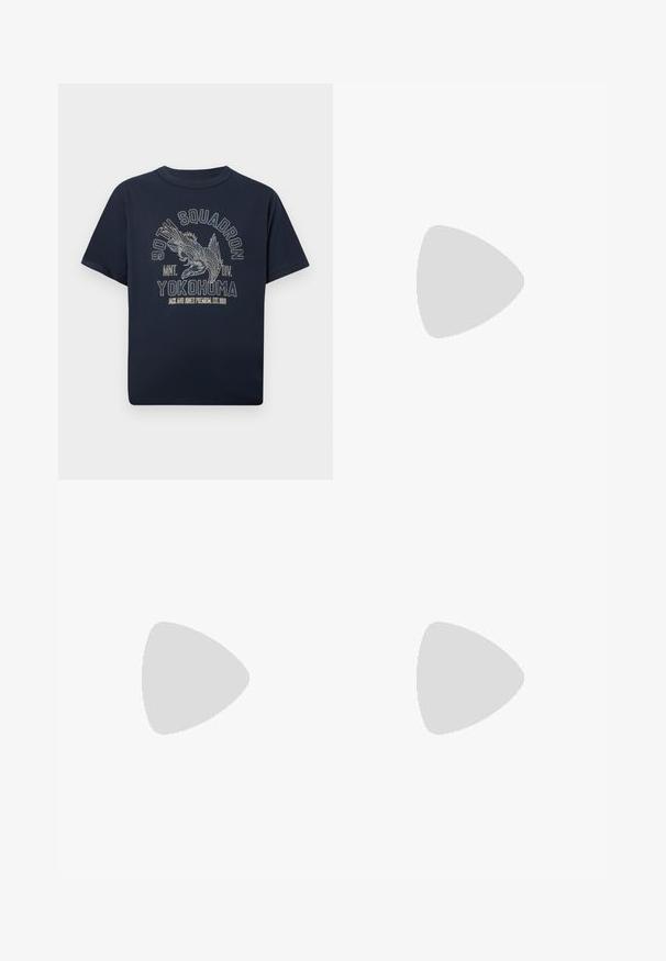 Marineblaues Baumwoll-T-Shirt mit kurzen Ärmeln und rundem Ausschnitt, verziert mit einem detaillierten Adler-Motiv und Textdesign in hellen Farben.; Dunkelblaue Jeans mit geradem Bein, vorderem Knopf und Reißverschluss, Taschen vorne und hinten sowie braunen Nähten.; Legere Sneaker in Creme mit schwarzen Streifen, mit einer strukturierten Oberseite und einer Sohle aus Gummi. Die Schnürsenkel sind schwarz. Diskretes Logo an der Seite.; Kleine beige Umhängetasche mit vorderer Reißverschlusstasche, metallischem ALDO-Logo, verstellbarem breitem Riemen und abgerundeter rechteckiger Form vor weißem Hintergrund.